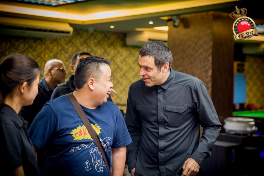 ronnie in action, Hi-end snooker club