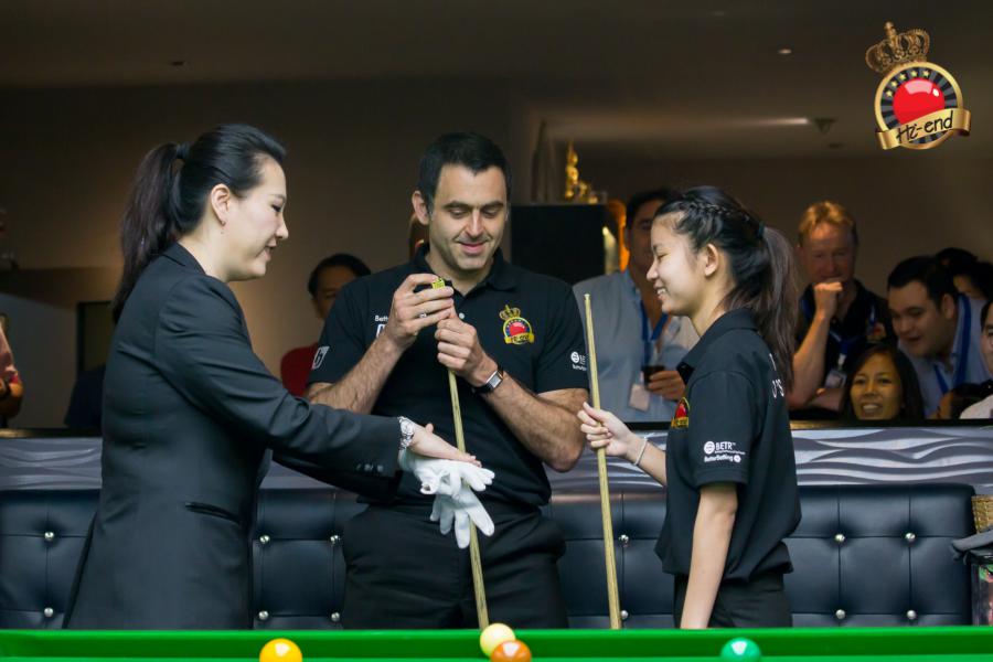 ronnie in action, Hi-end snooker club