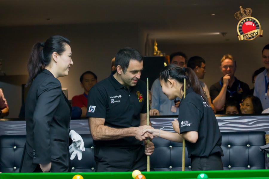 ronnie in action, Hi-end snooker club