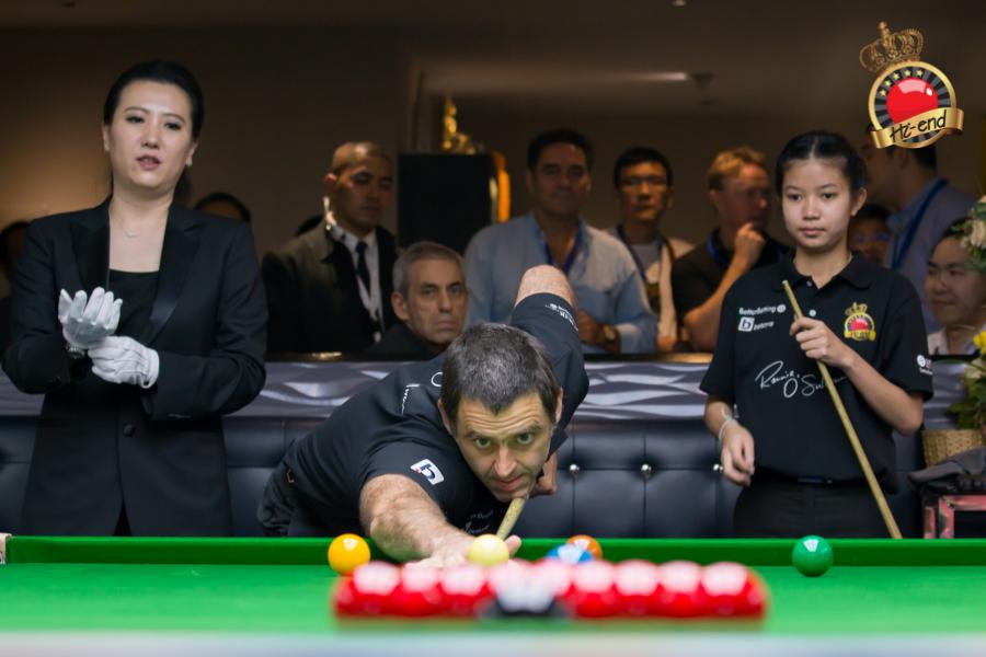 ronnie in action, Hi-end snooker club