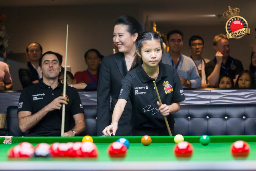 ronnie in action, Hi-end snooker club