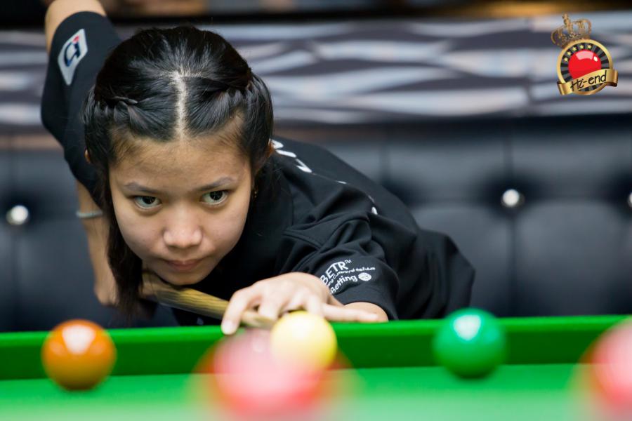 ronnie in action, Hi-end snooker club