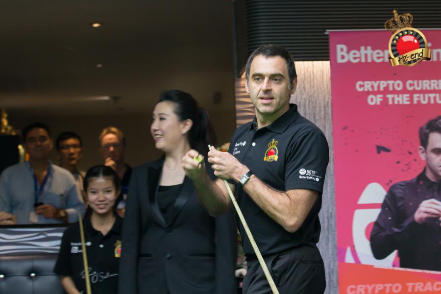ronnie in action, Hi-end snooker club