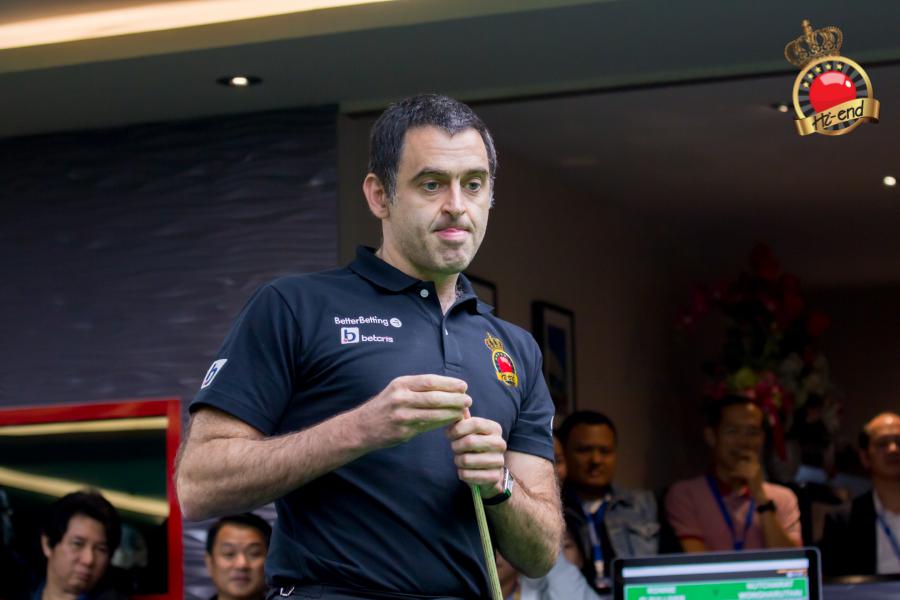 ronnie in action, Hi-end snooker club