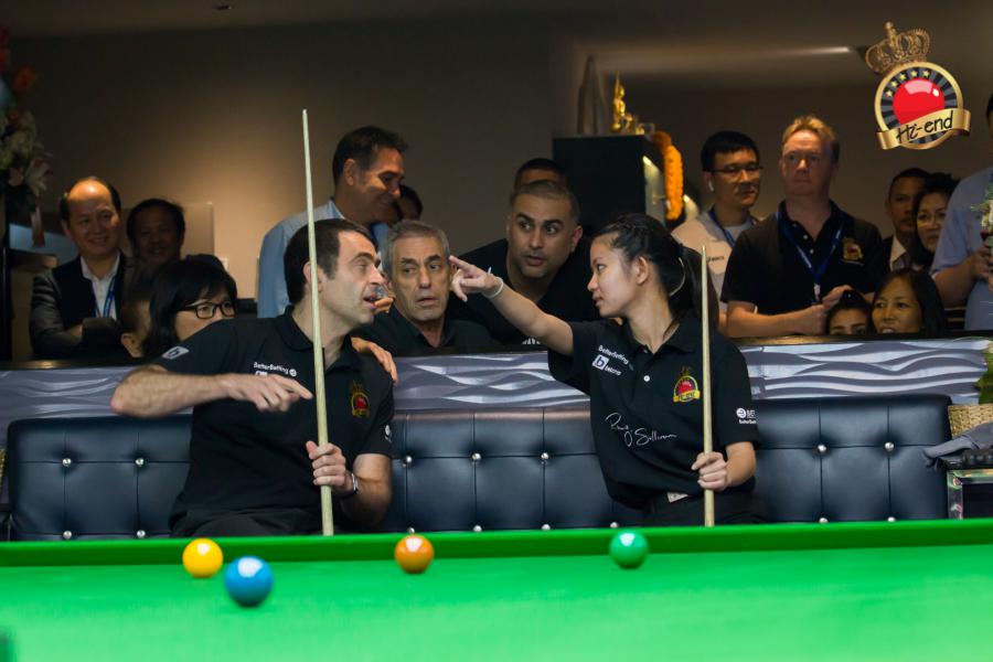 ronnie in action, Hi-end snooker club