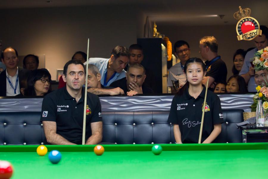 ronnie in action, Hi-end snooker club