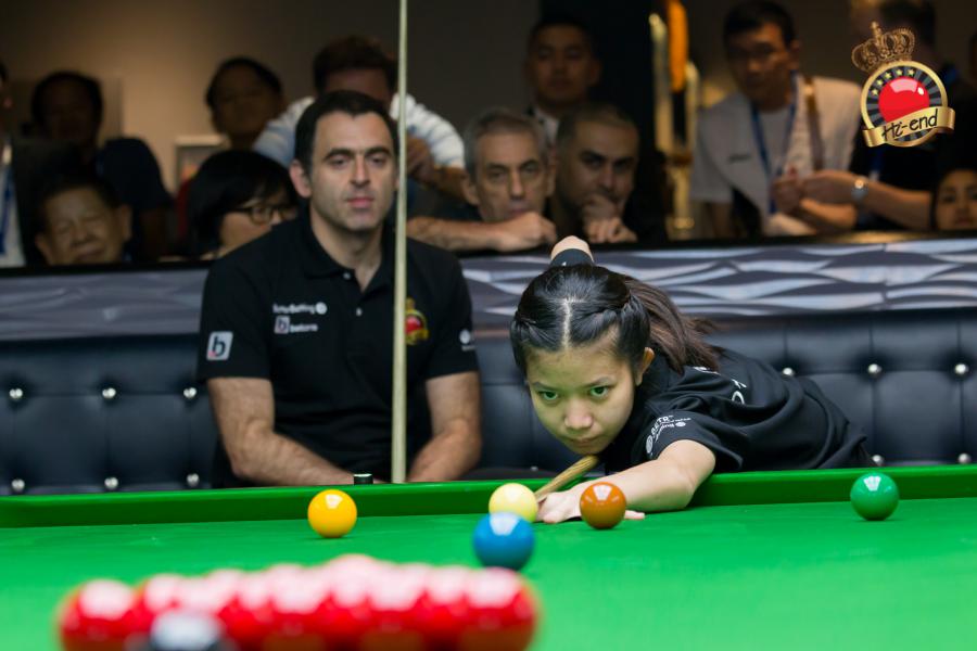 ronnie in action, Hi-end snooker club
