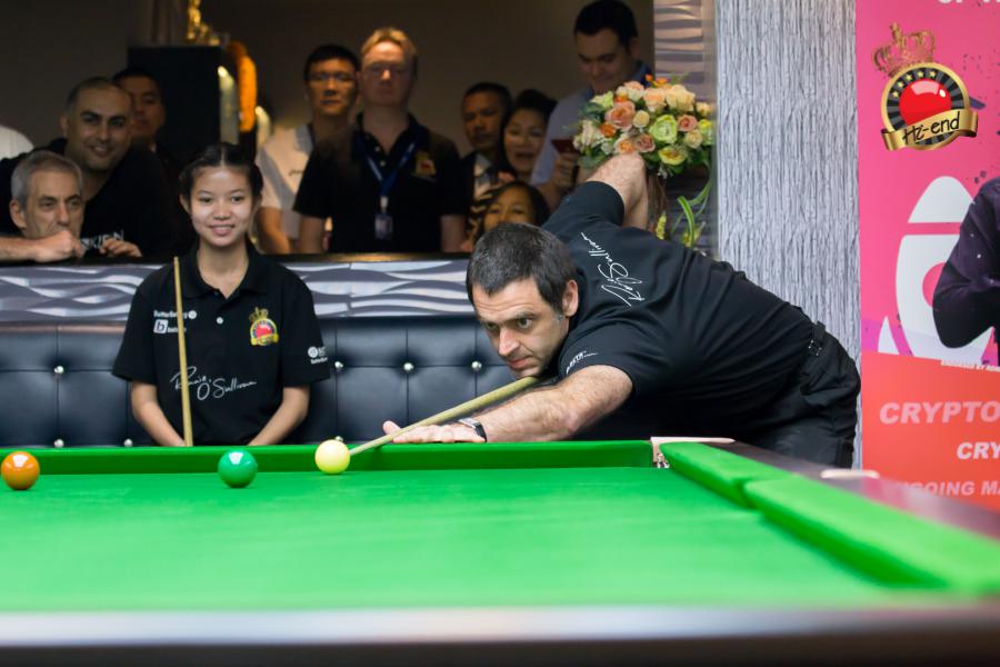 ronnie in action, Hi-end snooker club