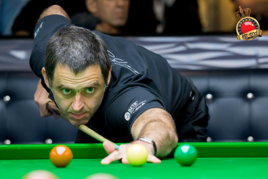 ronnie in action, Hi-end snooker club