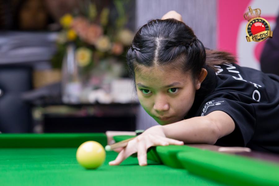 ronnie in action, Hi-end snooker club