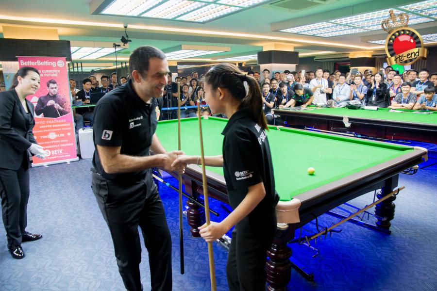 ronnie in action, Hi-end snooker club