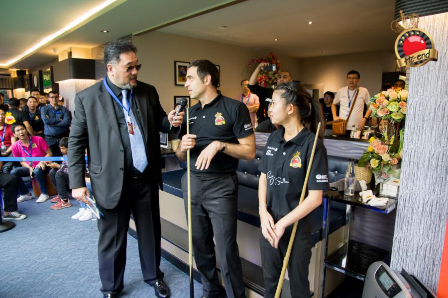 ronnie in action, Hi-end snooker club