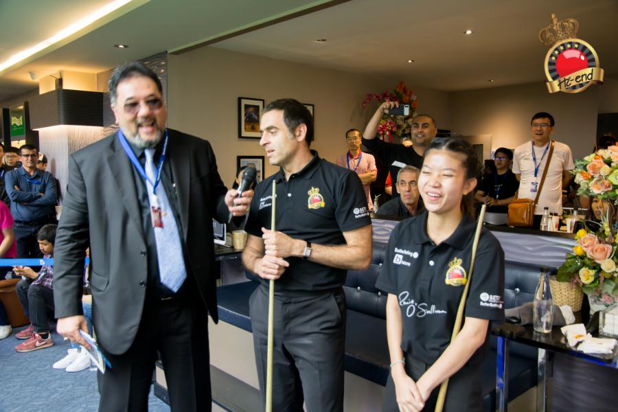 ronnie in action, Hi-end snooker club