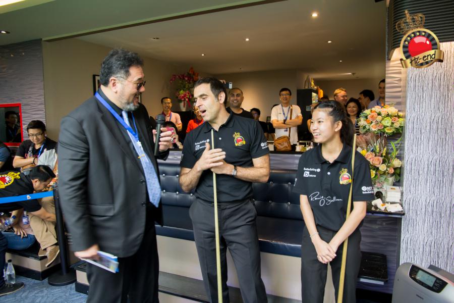 ronnie in action, Hi-end snooker club