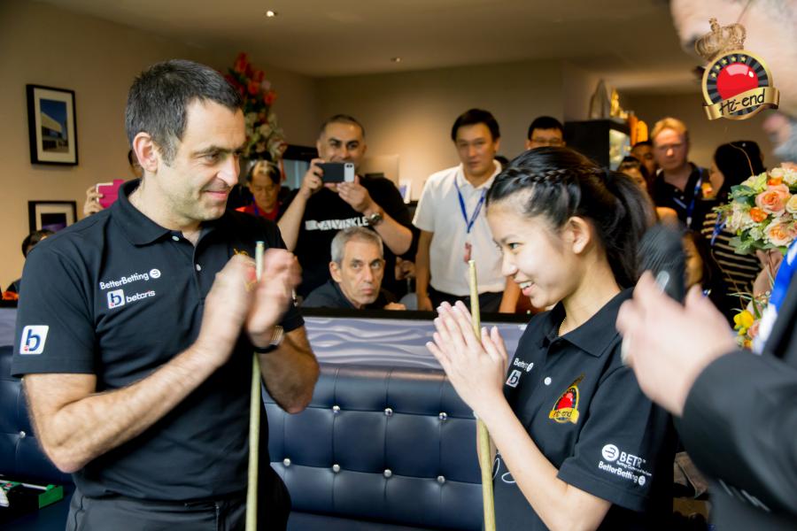ronnie in action, Hi-end snooker club