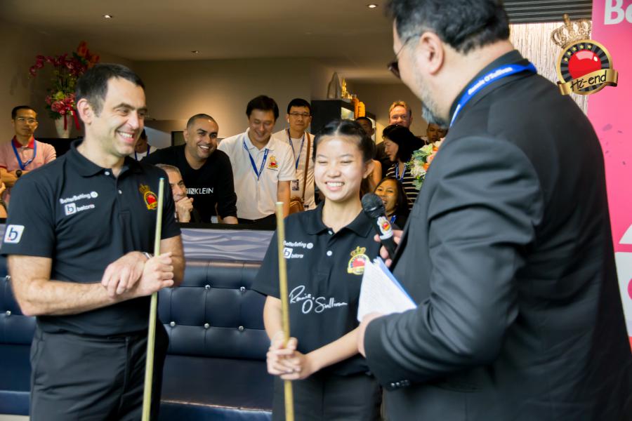 ronnie in action, Hi-end snooker club