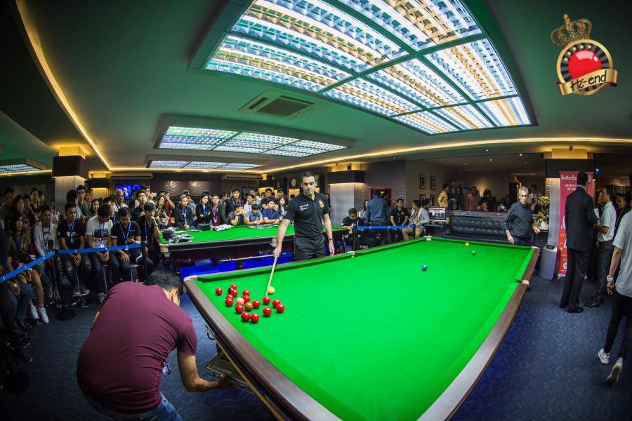ronnie in action, Hi-end snooker club