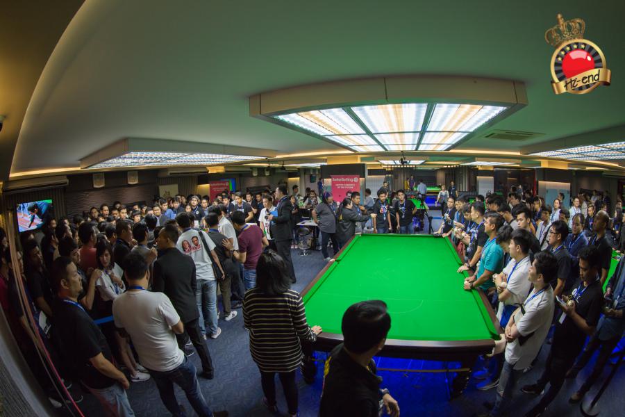 ronnie in action, Hi-end snooker club