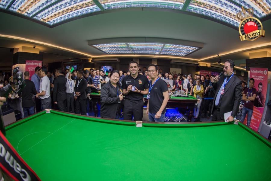 ronnie in action, Hi-end snooker club