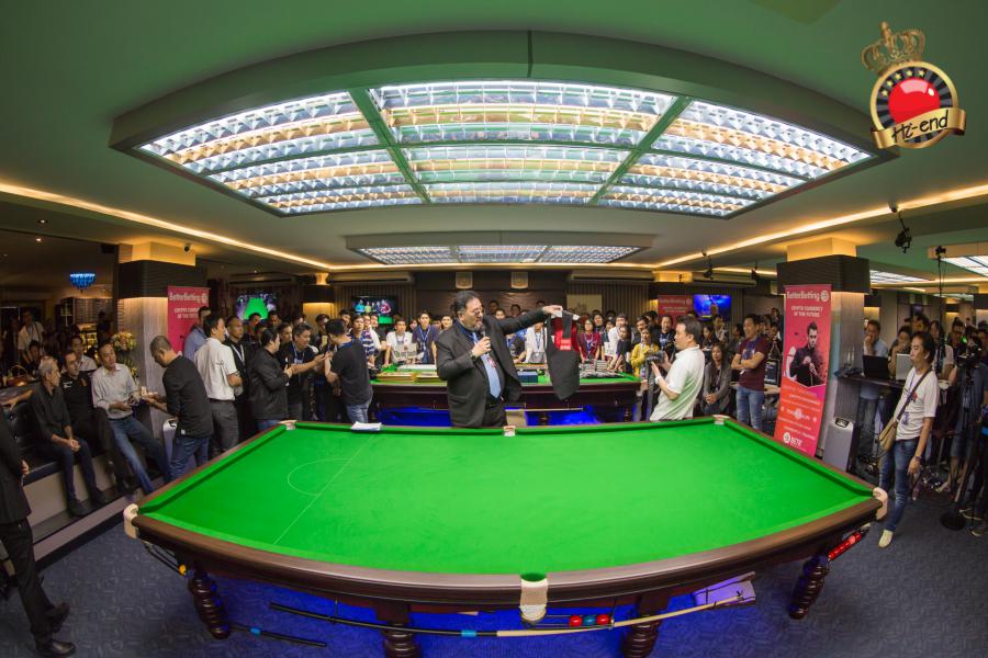 ronnie in action, Hi-end snooker club