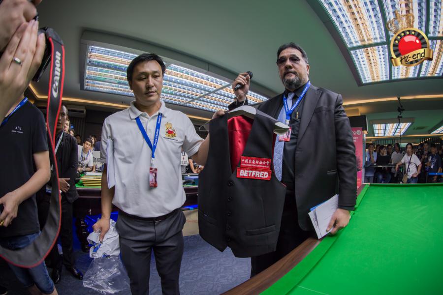 ronnie in action, Hi-end snooker club