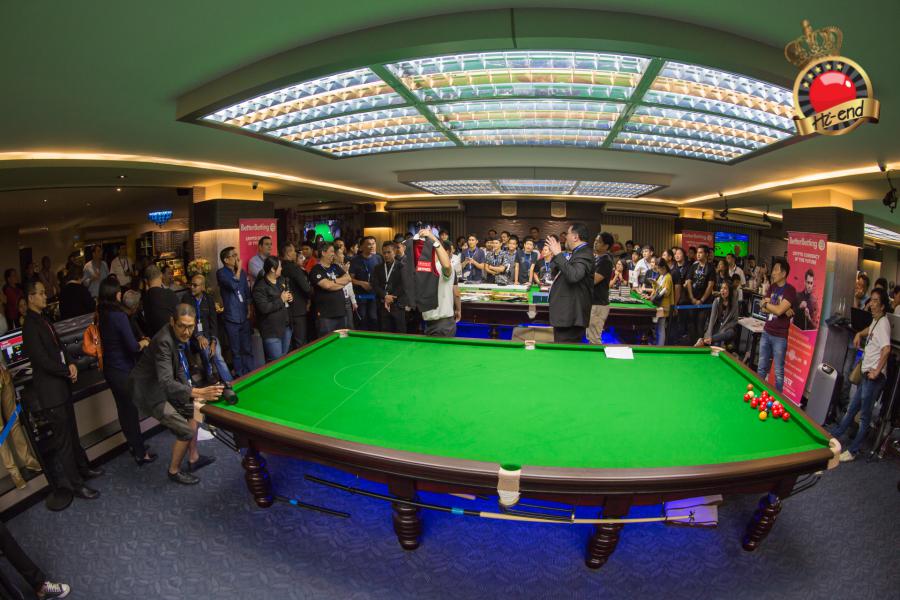 ronnie in action, Hi-end snooker club