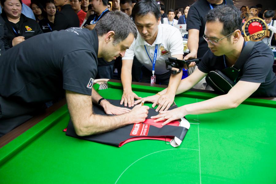 ronnie in action, Hi-end snooker club