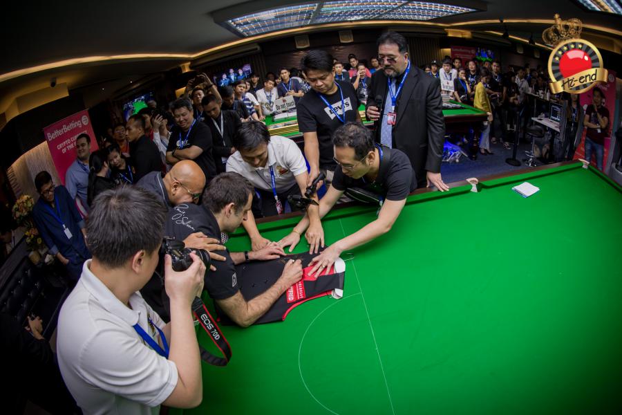 ronnie in action, Hi-end snooker club