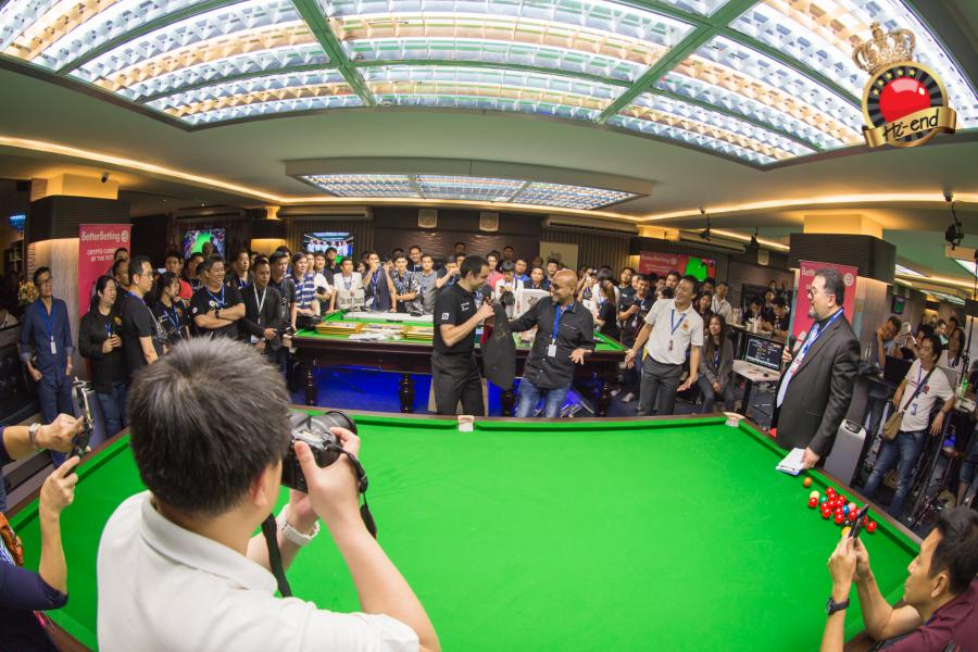 ronnie in action, Hi-end snooker club