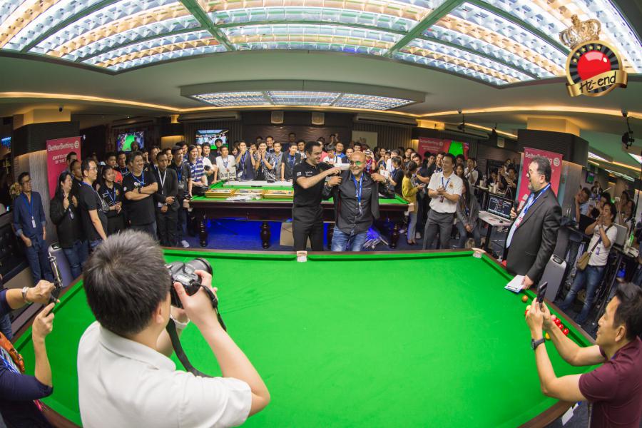 ronnie in action, Hi-end snooker club