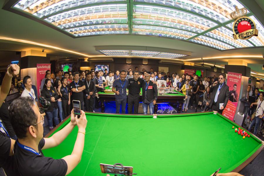 ronnie in action, Hi-end snooker club