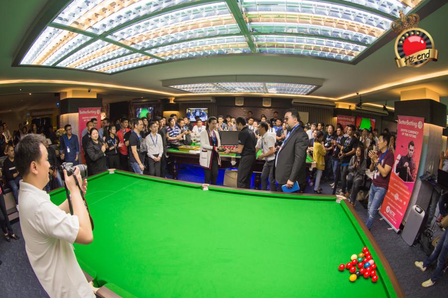 ronnie in action, Hi-end snooker club