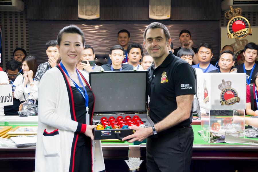ronnie in action, Hi-end snooker club