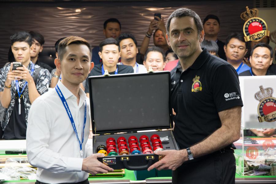 ronnie in action, Hi-end snooker club