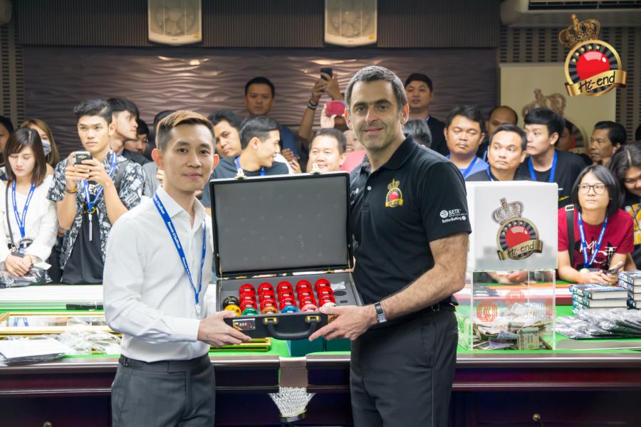 ronnie in action, Hi-end snooker club
