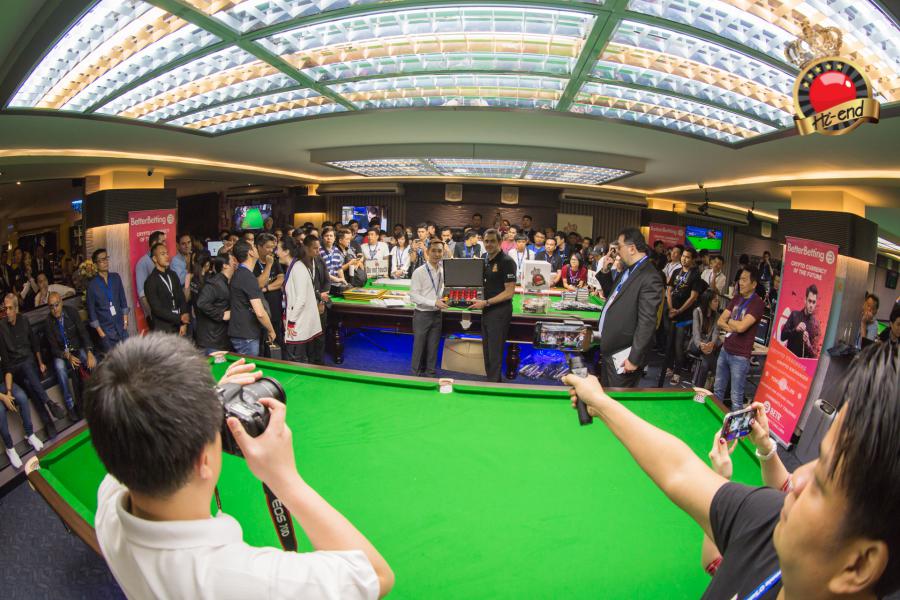 ronnie in action, Hi-end snooker club