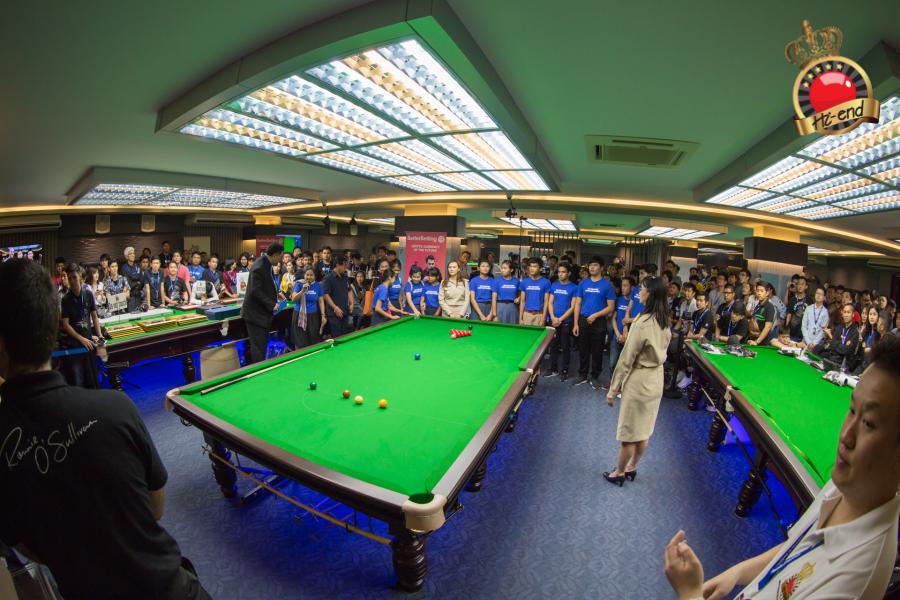 ronnie in action, Hi-end snooker club