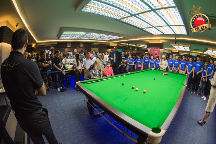 ronnie in action, Hi-end snooker club