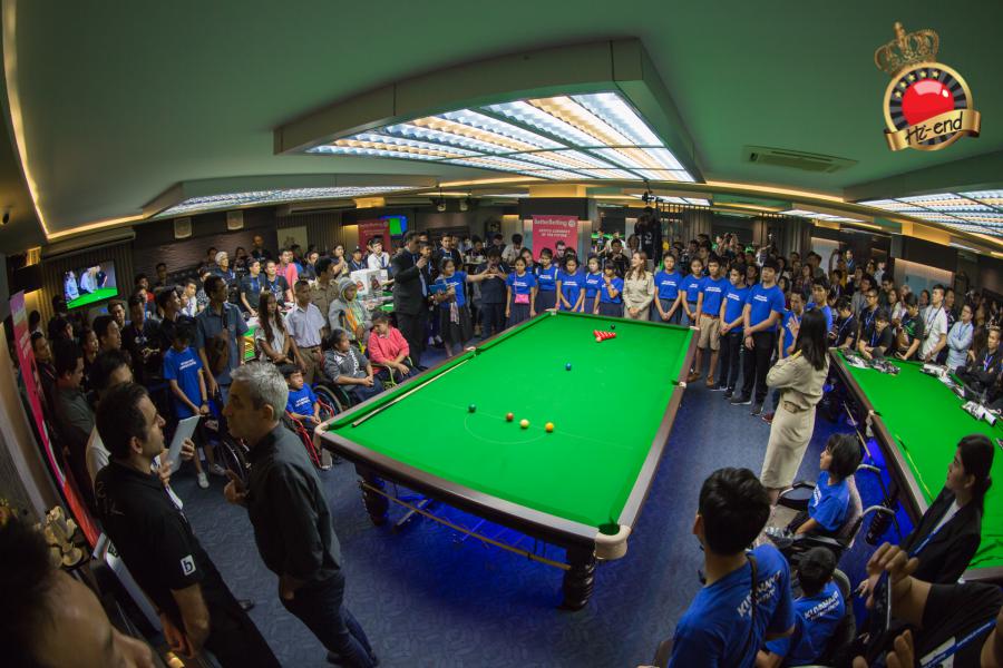 ronnie in action, Hi-end snooker club