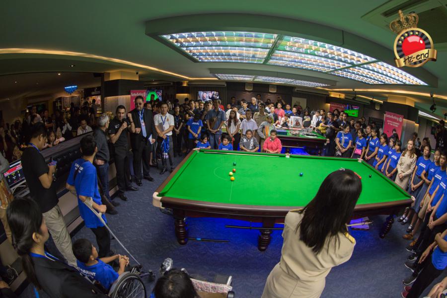 ronnie in action, Hi-end snooker club