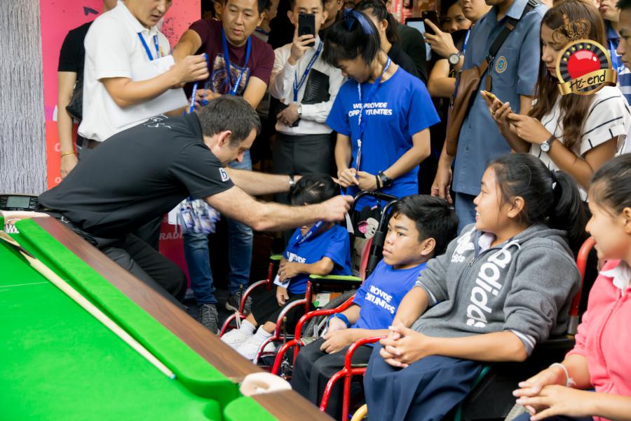 ronnie in action, Hi-end snooker club