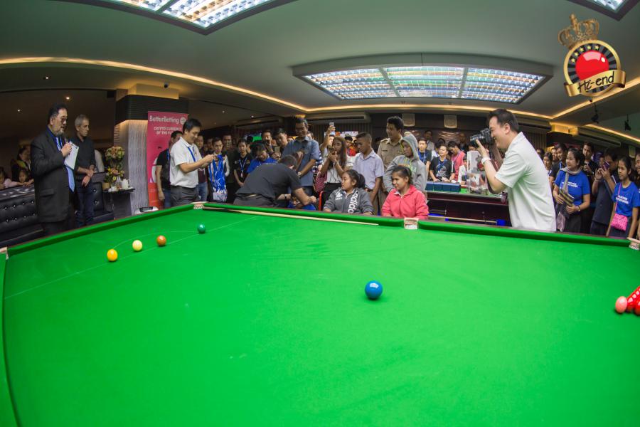 ronnie in action, Hi-end snooker club
