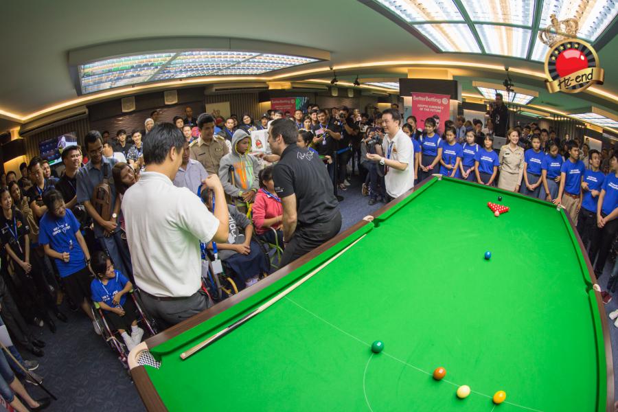 ronnie in action, Hi-end snooker club