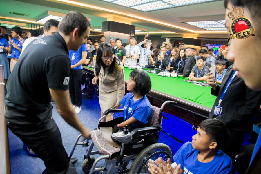 ronnie in action, Hi-end snooker club