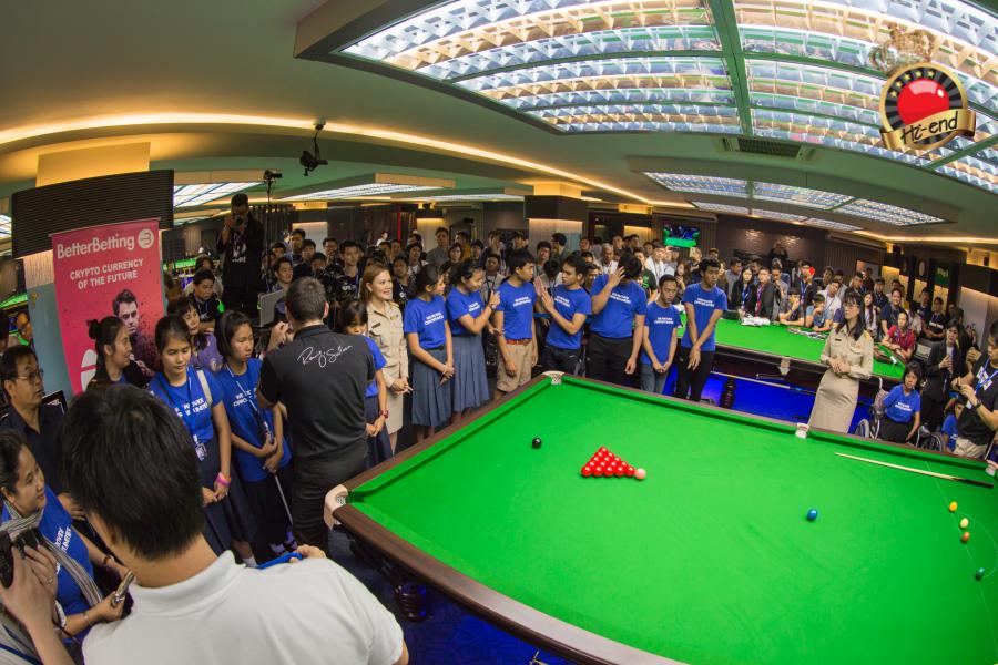 ronnie in action, Hi-end snooker club