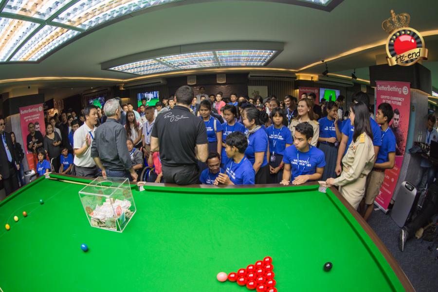 ronnie in action, Hi-end snooker club