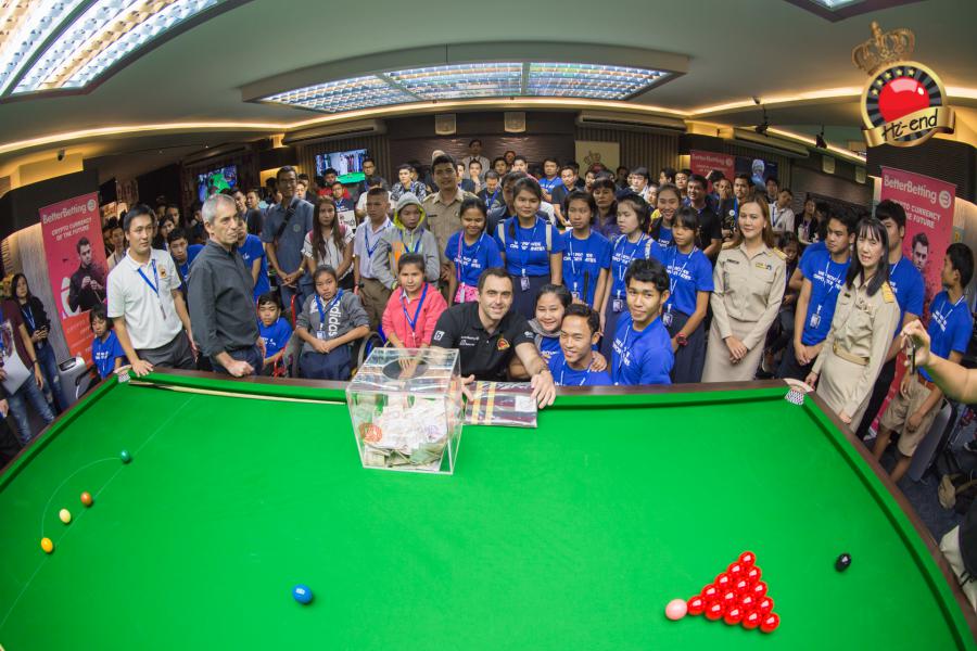 ronnie in action, Hi-end snooker club