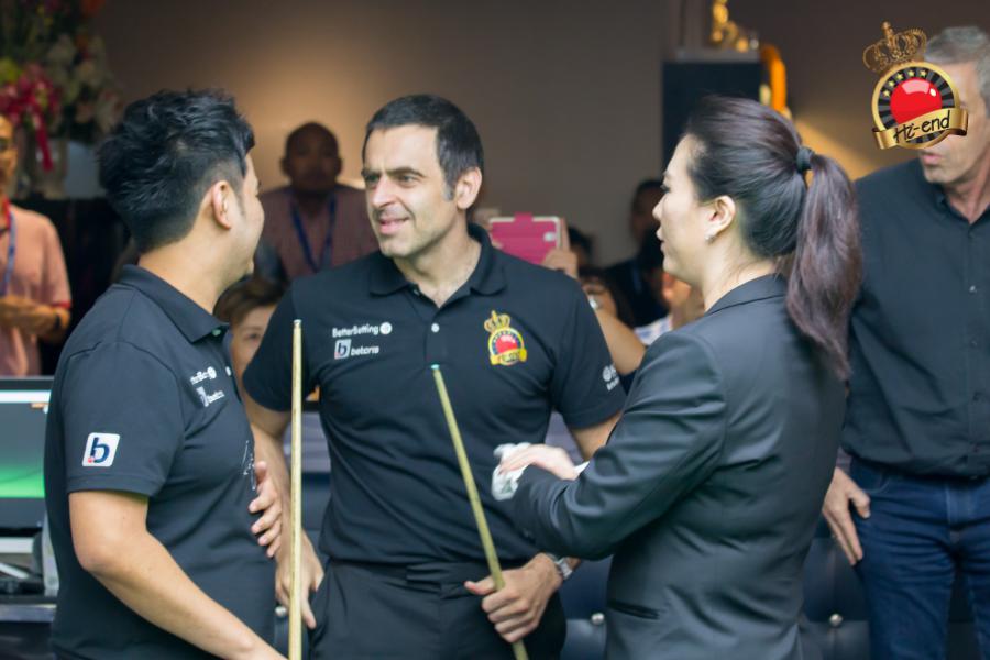 ronnie in action, Hi-end snooker club