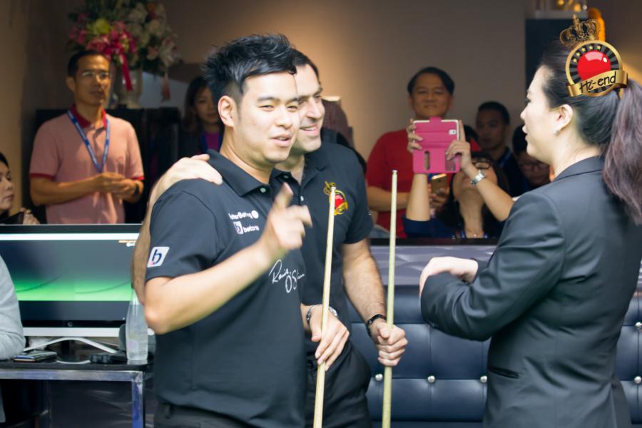 ronnie in action, Hi-end snooker club