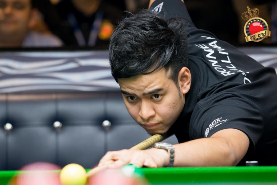 ronnie in action, Hi-end snooker club